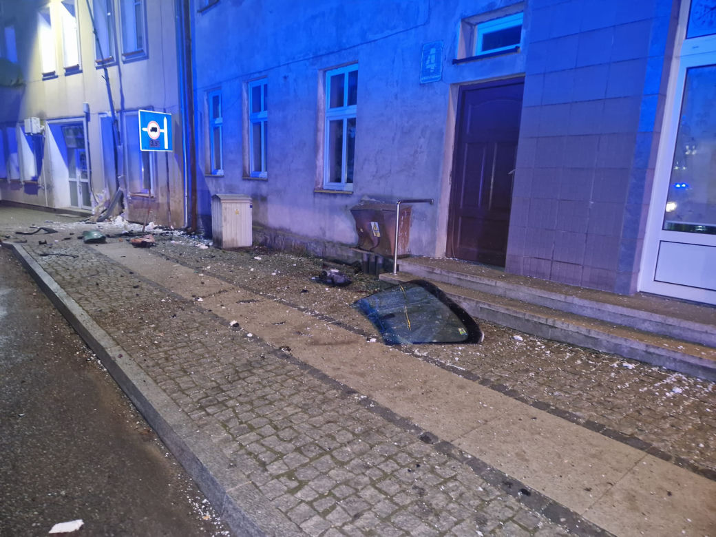 BMW wbiło się w budynek w Barwicach
