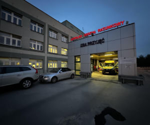 Wyjął długi nóż i zaczął dźgać. Gdy go złapali, trzymał maczetę!