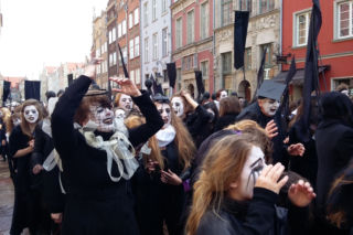 Gdańsk: Lamentom nie było końca! 400 płaczek i płaczników na pogrzebie Szekspira [AUDIO]