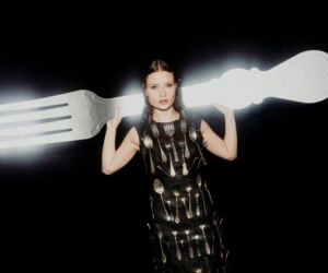 Julia Rocka prezentuje nowy singiel „SAVOIR-VIVRE”