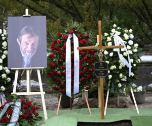 Wieńce na pogrzebie Edwarda Linde-Lubaszenki. Żałobnicy pożegnali artystę pięknymi kwiatami