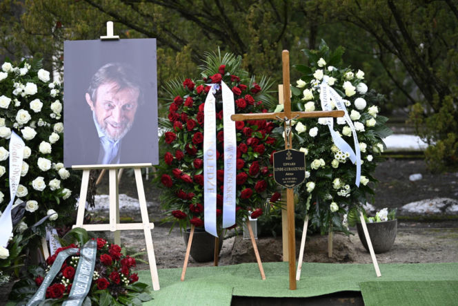 Wieńce na pogrzebie Edwarda Linde-Lubaszenki. Żałobnicy pożegnali artystę pięknymi kwiatami