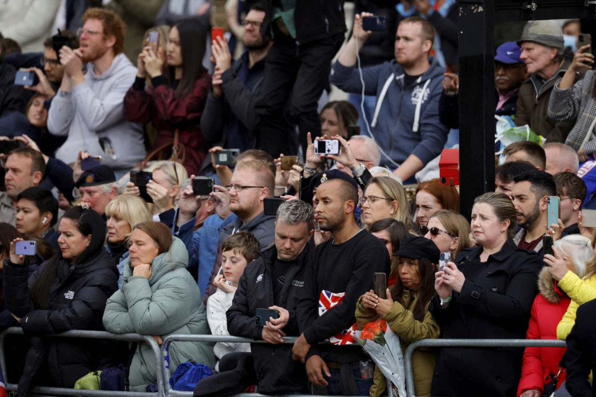 Łzy poddanych i trumna zmierzająca do Westminsteru