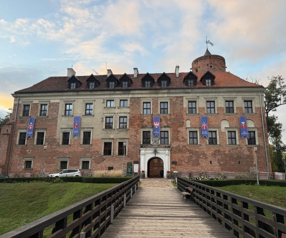Zamek w Uniejowie z ceglaną wieżą i mostem. O remontach zabytkowych obiektów przeczytasz w serwisie Architektura.