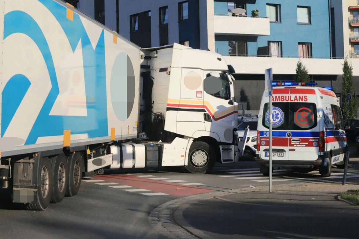 Tir zderzył się z tramwajem we Wrocławiu. 47-latek wysiadł z ciężarówki i zmarł.