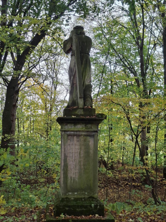 Ma ponad 125 lat i stoi obok dawnego dworu. Niezwykła figura w świętokrzyskiej wsi