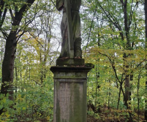 Ma ponad 125 lat i stoi obok dawnego dworu. Niezwykła figura w świętokrzyskiej wsi