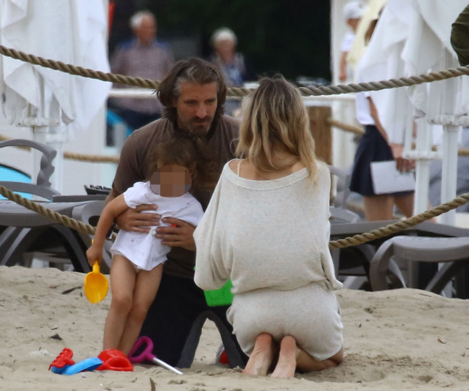 Koroniewska z Dowborem całują się na plaży
