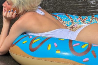 Córka Englerta plażuje na ulicy! Co ona ma w ustach?