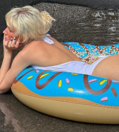 Córka Englerta plażuje na ulicy! Co ona ma w ustach?