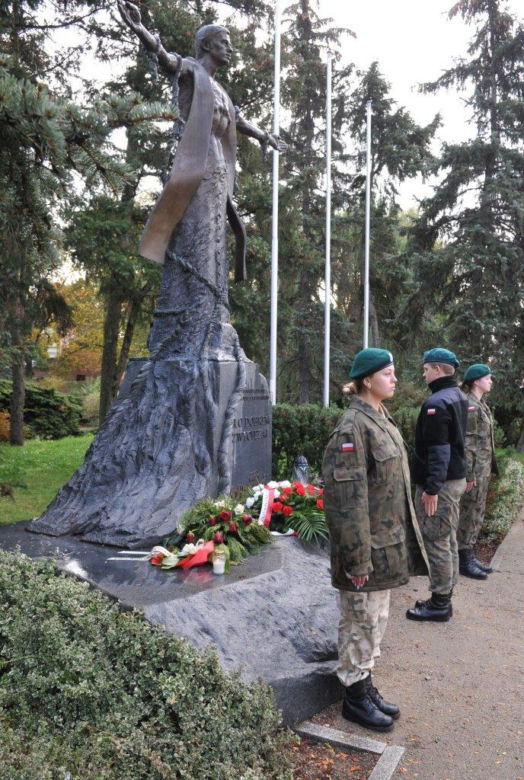 Ksiądz Jerzy Popiełuszko zginął 38 lat temu. W rocznicę śmierci władze Torunia i województwa kujawsko-pomorskiego złożyli kwiaty