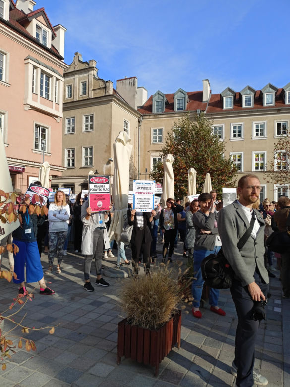 Pikieta urzędników poznańskich na Placu Kolegiackim