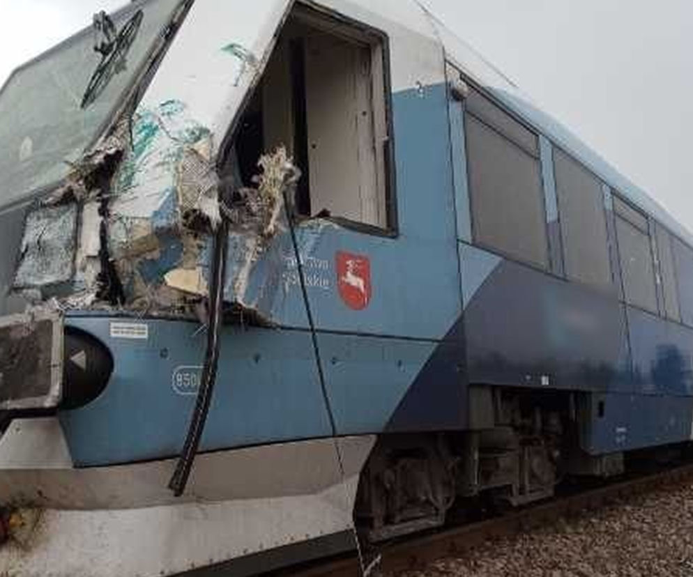 Wjechał MAN-em w szynobus. W pociągu było 15 osób. Zgroza w Płoskiem