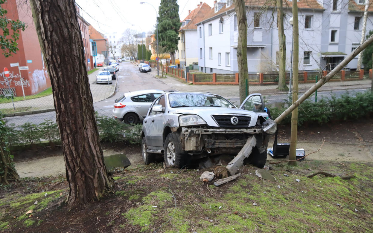 Staranował płot SUV-em i zniknął! Niecodzienne zdarzenie w Świnoujściu