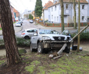 Staranował płot SUV-em i zniknął! Niecodzienne zdarzenie w Świnoujściu