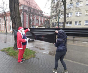 Kibicki Górnika Zabrze zrobiły świąteczną niespodziankę małym pacjentom z miejskigo szpitala. Piękny gest! [ZDJĘCIA]