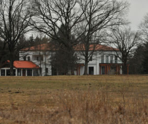 Marta Kaczyńska. W pałacu na Mazurach chowa się przed światem