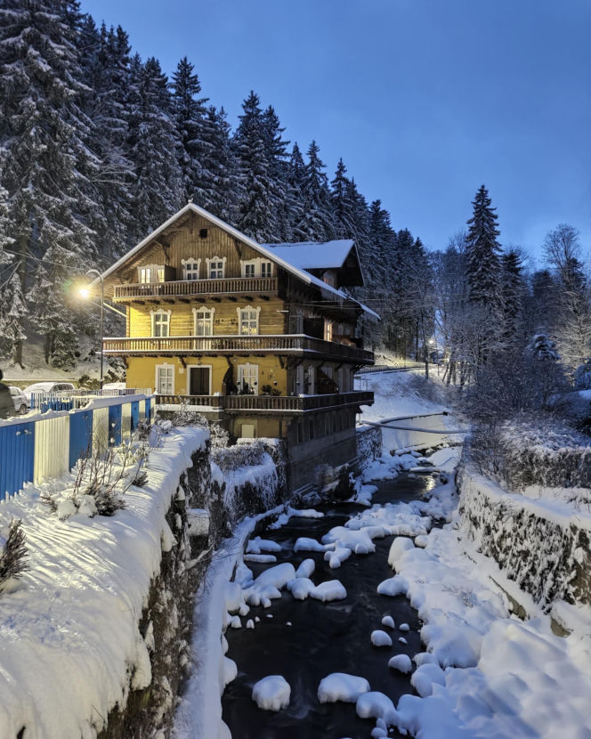 Zapomnij o Zakopanem! Ta wieś na Dolnym Śląsku zimą zamienia się w bajkową krainę