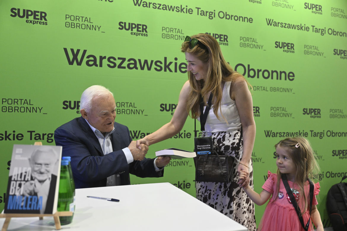 Były premier Leszek Miller na warszawskich Targach Obronnych