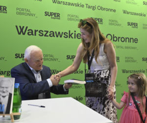 Były premier Leszek Miller na warszawskich Targach Obronnych