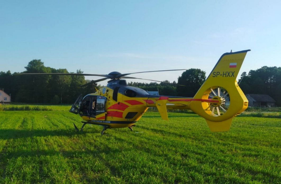 Fatalny wypadek quada pod Ostrołęką! 19-latek huknął w drzewo i zabrał go śmigłowiec [ZDJĘCIA].