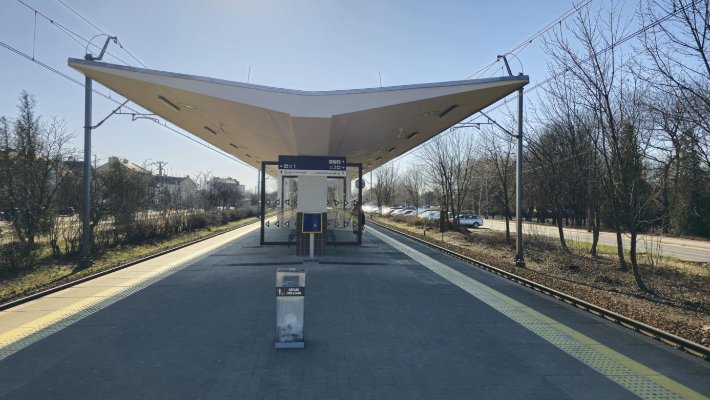 Remont dworca kolejowego pod Warszawą. Zmienił się nie do poznania - jeśli da radę to na wprowadzające przed/po dworca w Ząbkach, wcześniej był obdrapany i pomazany