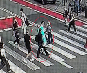 Brutalny atak na przejściu w centrum Warszawy. 33-latek bez powodu powalił pięścią mlodego Ukraińca