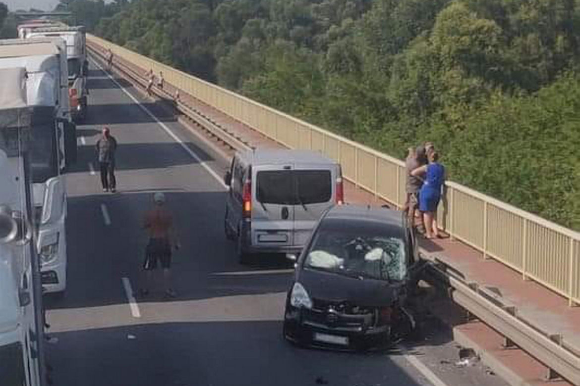 Trzy auta zderzyły się w wypadku na moście pod Sochaczewem! 58-latka i dwoje dzieci w szpitalu [ZDJĘCIA]