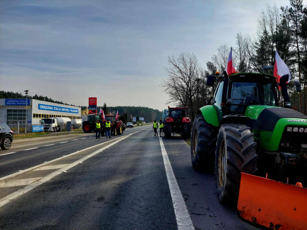 Totalna blokada DK 80 pod Bydgoszczą. Duże utrudnienia dla kierowców. Rolnicy ustawili barykadę, palą drewno, organizują pogrzeb [ZDJĘCIA]