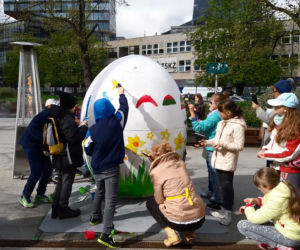Gigantyczna dwumetrowa pisanka stanęła w centrum Warszawy