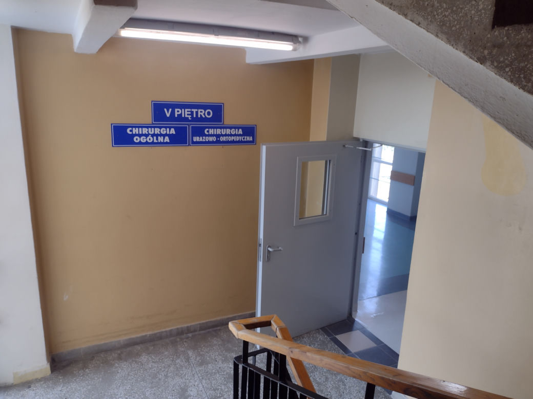 Ciechanów. Dramatyczna akcja ratunkowa w szpitalu. Nie żyje 36-latek, który spadł z wysokości