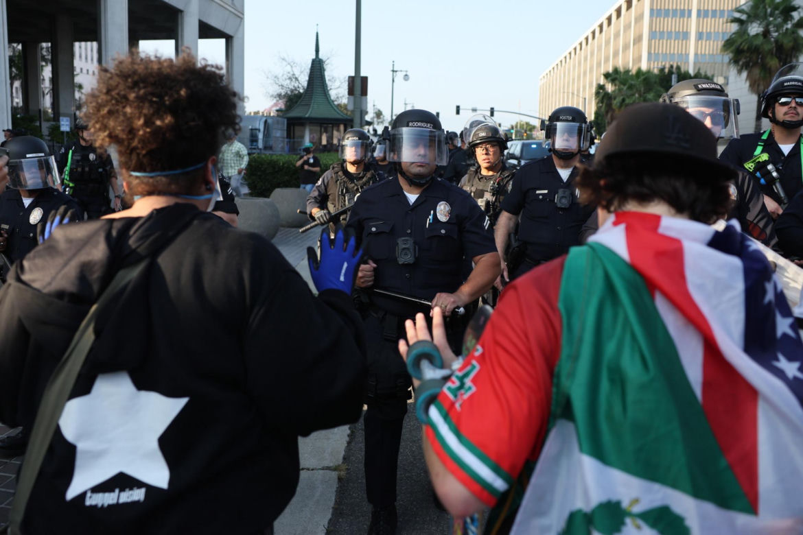 Protesty w Los Angeles coraz silniejsze. Emocje podsycają fałszywe zdjęcia i teorie spiskowe