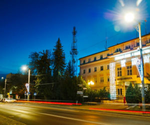 Bełchatów: Miasto rozbłysło tysiącem światełek! Bożonarodzeniowe iluminacje robią wrażenie 
