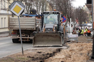 Drogowcy poczuli wiosnę!  W mieście trwają remonty chodników w ośmiu miejscach 