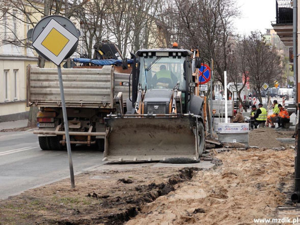 Drogowcy poczuli wiosnę!  W mieście trwają remonty chodników w ośmiu miejscach 