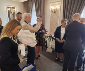 Pamiątkowe medale, legitymacje i kwiaty z okazji 50-lecia pożycia małżeńskiego odebrało w Siedlcach osiem par
