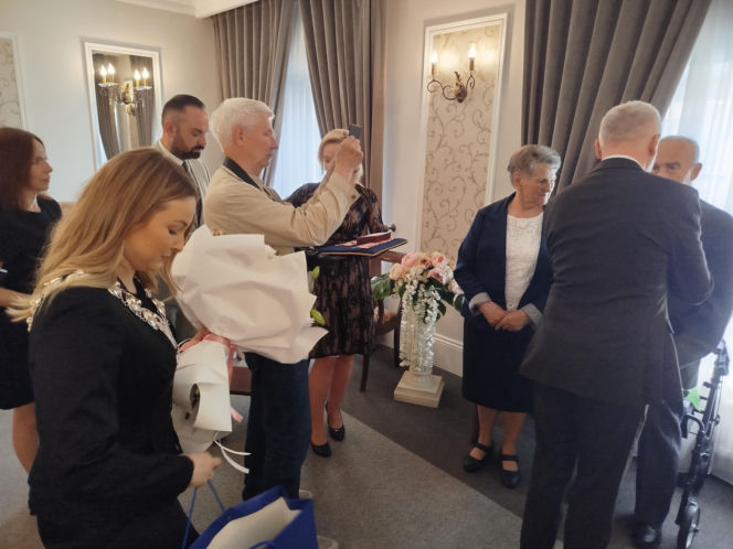 Pamiątkowe medale, legitymacje i kwiaty z okazji 50-lecia pożycia małżeńskiego odebrało w Siedlcach osiem par