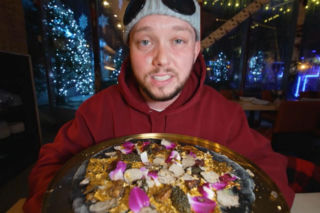 Książulo zapłacił prawie 8 tys. złotych za tę pizzę! To co w niej znalazł obrzydziło internautów