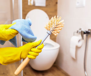 Gdzie wlać płyn do mycia WC w muszli klozetowej? Prawie każdy robi to źle i popełnia ogromny błąd. Przestań tak myć muszle klozetową