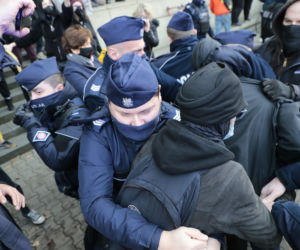 Dostaną premie za pałowanie kobiet