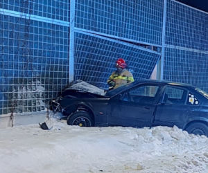 Olsztyn. Pijany 24-latek rozbił BMW. Samochód dosłownie wbił się w ekran akustyczny 
