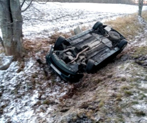Zima zaskoczyła drogowców i kierowców. Jeden skończył w rowie