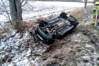 Zima zaskoczyła drogowców i kierowców. Jeden skończył w rowie [ZDJĘCIA]