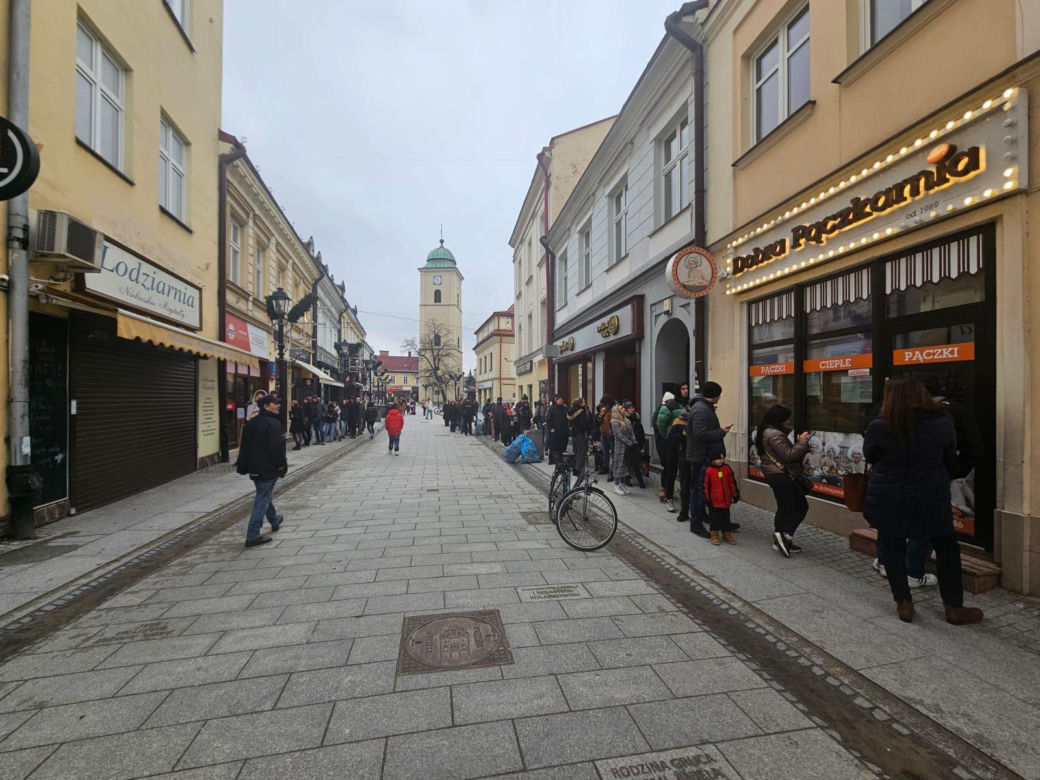 Mieszkańcy Rzeszowa ruszyli po pączki. Kolejki pod pączkarniami