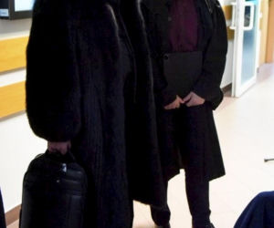 Krzysztof Rutkowski w futrze w sądzie