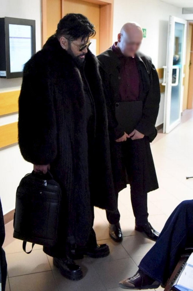 Krzysztof Rutkowski w futrze w sądzie