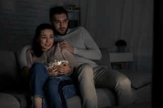 Oglądasz horror? Naukowcy: złap ukochaną osobę za rękę!