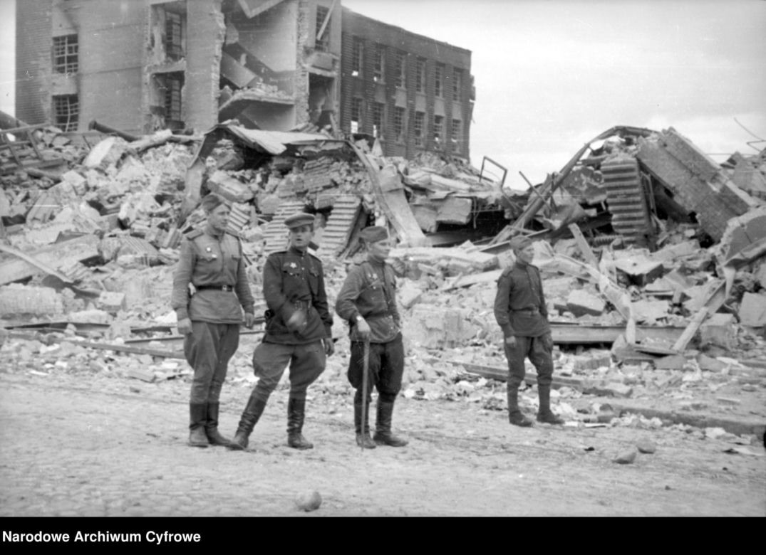 Upiorne wyzwolenie. 80 lat temu 17 stycznia 1945 do zniszczonej Warszawy weszli żołnierze 1 Armii WP