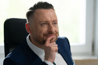 Barwy szczęścia, odcinek 3427: Wilk wyjdzie z aresztu po wpłaceniu kaucji! Obmyśli nowe oszustwo na budowie osiedla - ZDJĘCIA