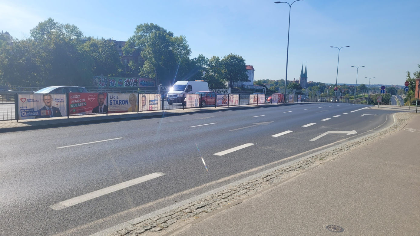 Na autobusach, słupach, budynkach. Bannery wyborcze "zalały" Olsztyn [ZDJĘCIA]